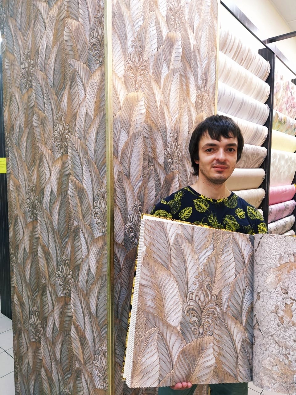 Благодарим за поклейку обоев в нашем салоне мастера Александра!