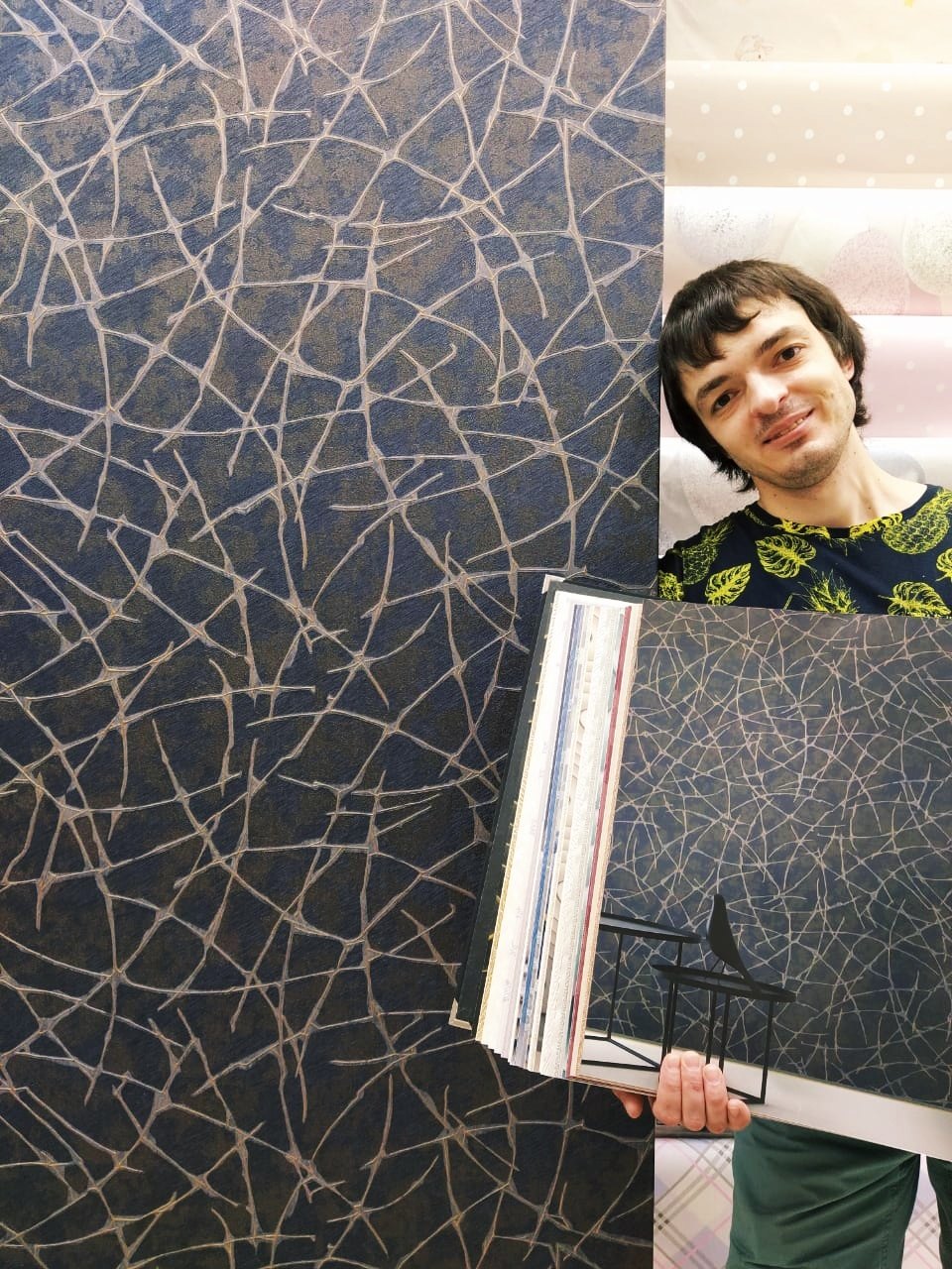 Благодарим за поклейку обоев в нашем салоне мастера Александра!