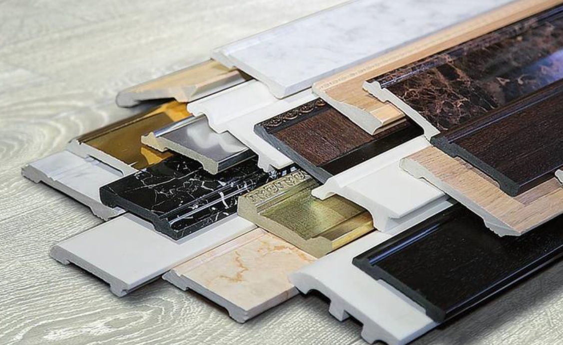 Цветные напольные плинтусы DECOMASTER