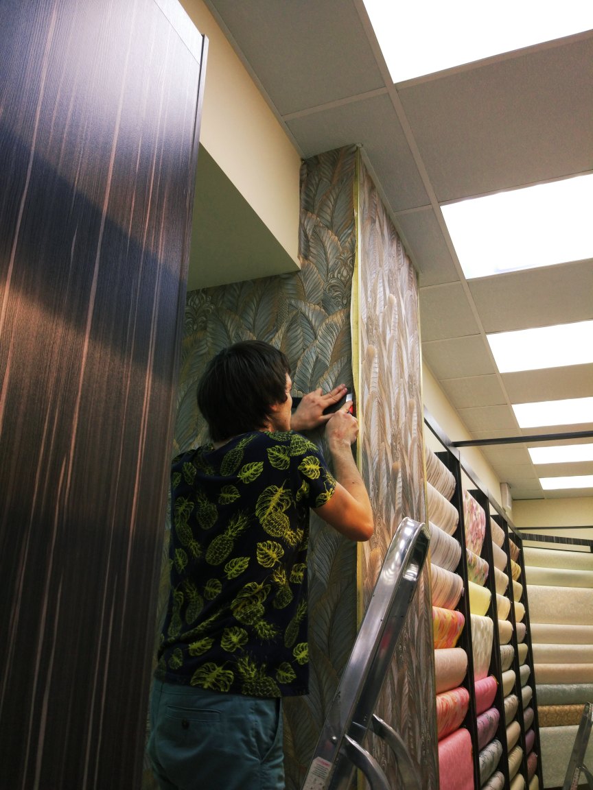 Благодарим за поклейку обоев в нашем салоне мастера Александра!