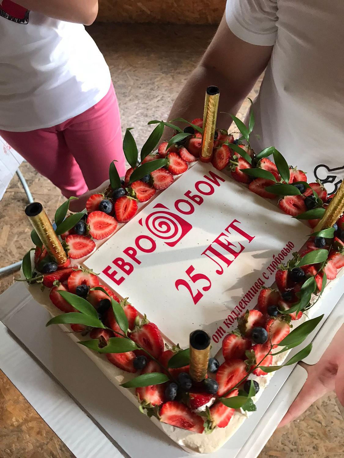 Поздравление от сотрудников компании «Евро Обои» собственникам компании